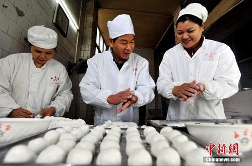 资料图:搓汤圆也有技巧,不然一煮就开花。 张畅 摄