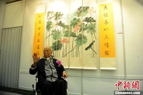 资料图:国学大家饶宗颐出席画展开幕礼。中新社发 谭达明 摄