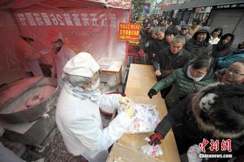 资料图:武汉老字号传统手工汤圆销售火爆。中新社发 张畅 摄