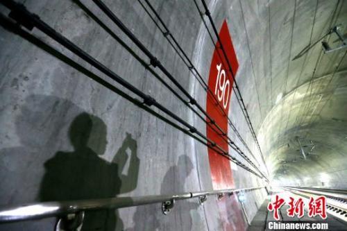 图为秦岭隧道。 张远 摄