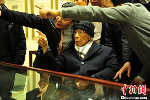 资料图:饶宗颐在广州参观“紫石风华(砚)、修心养德(琴)、怡心雅茗(壶)”展览。中新社发 陈骥旻 摄