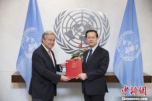 当地时间1月30日,中国新任常驻联合国代表马朝旭在纽约联合国总部,向联合国秘书长古特雷斯递交全权证书。 中新社记者 廖攀 摄