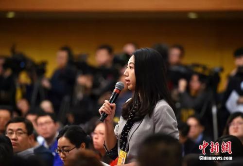 图为中新社、中新网记者张素在记者会上提问。中新社记者 李卿 摄