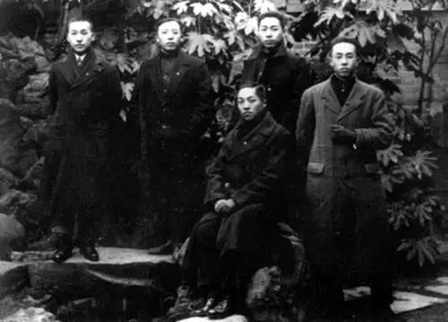 1917年9月,周恩来赴日本求学,后排右一为周恩来。图片来源:新华图片