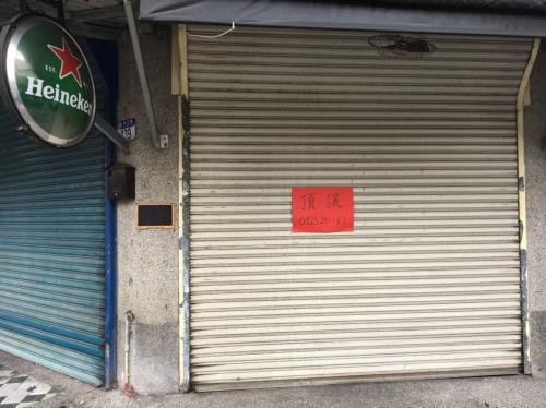 地震后,花莲街头随处可见店家门上贴着红色的“顶让”等字样。图片来源:台湾《联合报》