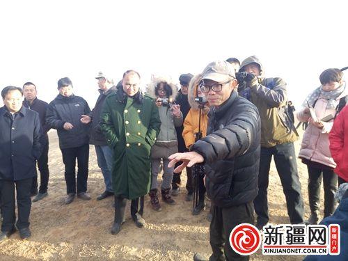 北京大学考古文博学院教授陈凌在卓尔库特古城介绍古城探测情况