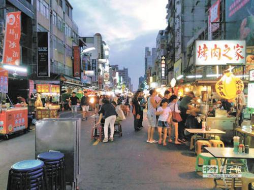 高雄六合夜巿因为陆客没来,人潮比以往差很多。(图片来源:台湾《中时电子报》)