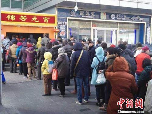 资料图:北京老字号现摇元宵供不应求。