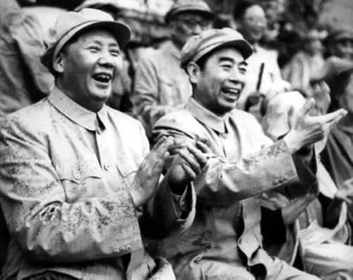 1952年8月,周恩来与毛泽东在北京先农坛体育场观看解放军体育运动会的比赛。 图片来源:新华图片