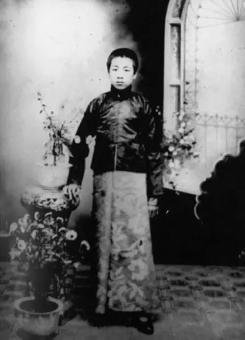 1912年,在沈阳东关模范学校读书时的周恩来。图片来源:新华图片