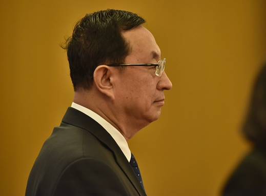 3月13日,北京人民大会堂,文化部部长雒树刚等候进入“部长通道”。