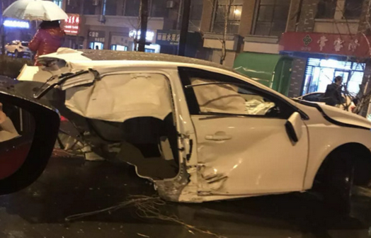 监控还原恐怖车祸现场 奥迪把沃尔沃撞成3截