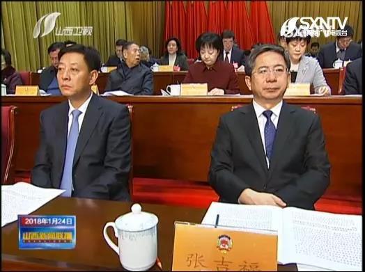 胡玉亭(左)与山西省委常委、大同市委书记张吉福相邻而坐。