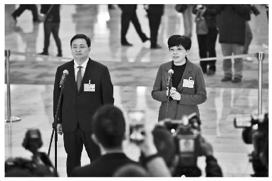 3月11日,十三届全国人大一次会议开启第三场“代表通道”。浙江省宁波市人大常委会主任余红艺(右)接受记者采访。本报记者 居杨 摄