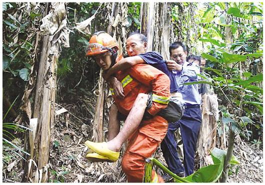 保亭警方联合救助老人下山