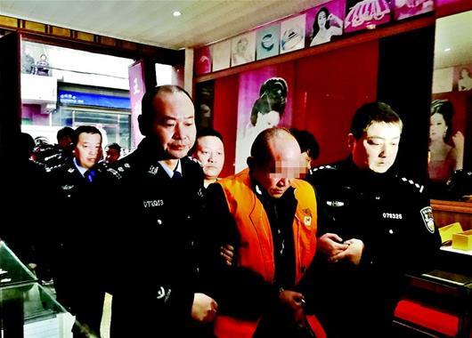 湖北日报网:男子抢劫金店杀害店老板 被抓时正点痣易容