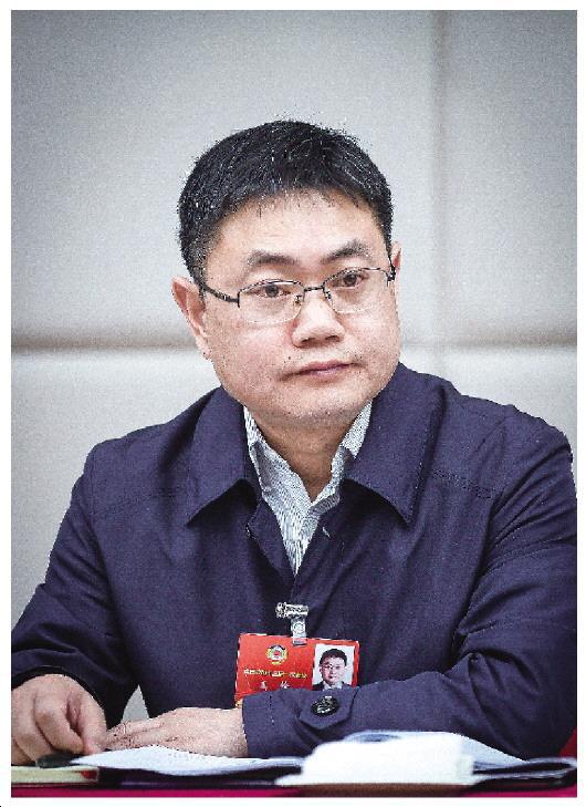 个人简介:王锋,政协十三届全国委员会委员、共青团中央维护青少年权益部部长。北京大学政府管理学院政治学专业博士,中国法学会理事。本报记者 王建军 摄