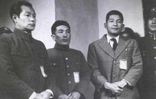 1947年12月18日，三战犯在南京军事法庭受审，左到右：田中军吉、野田岩、向井敏明