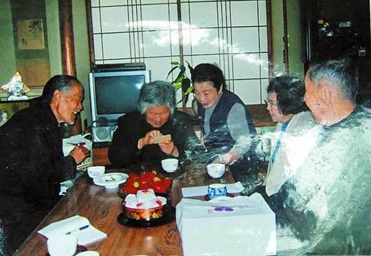 王玉兰(左二)和老伴李明堂(左一)2006年去日本探亲,左三为其表姐。 资料图