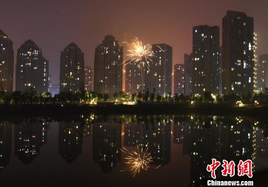 资料图:重庆城区内放烟花爆竹迎新年。 陈超 摄