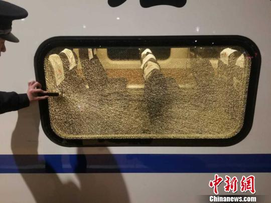 D7733次列车1号车厢右侧玻璃被异物击碎。　张海邦　摄