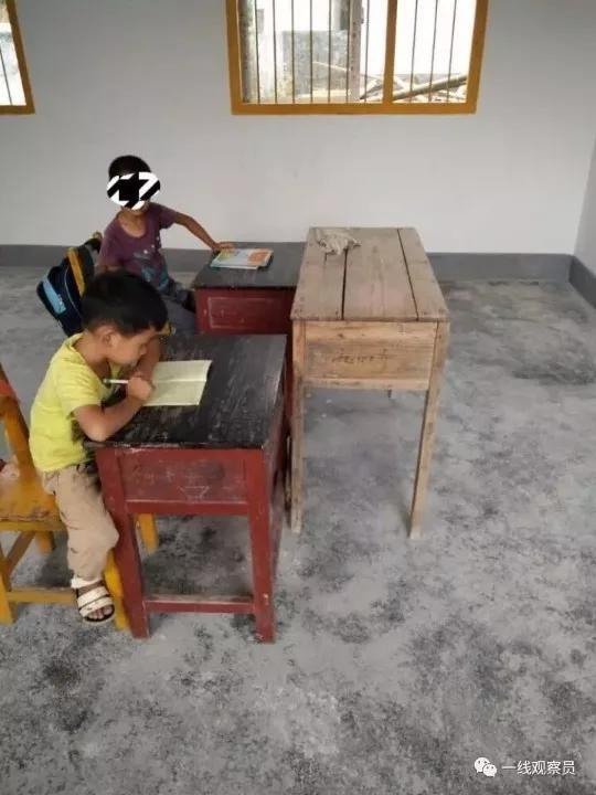 ▲龙龙(黄衣者)生前在教室里上课,学前班就两名学生 家属提供,图片来源见水印