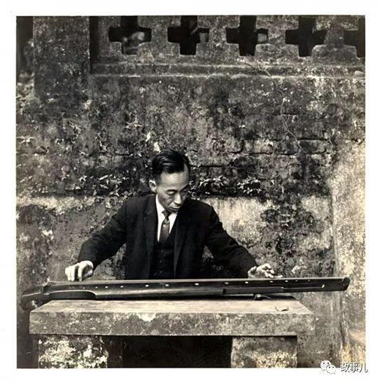 饶宗颐与香港大学中文系学生郊游抚琴照。(1960年初夏)