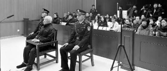 尹林在法庭上 新文化报 图