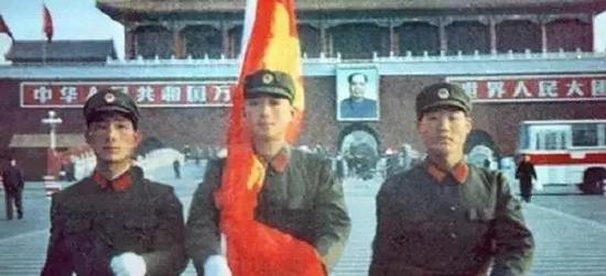 1982年，国旗升降仪式落在中国人民武装警察部队北京总队肩上，国旗班正式成立。三人升旗仪式进行革新，中间一人扛旗，一左一右两个护旗手佩戴手枪护卫国旗。