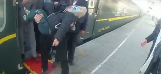 生命无价！5岁男孩突发42度高烧近乎昏迷 火车破