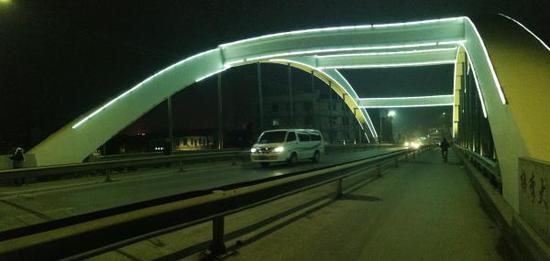 夜晚的梅李大桥，该桥属于县市级道路，道路清除冰雪责任部门为镇政府，秩序维护责任单位为交通巡警梅李中队，梅李派出所。 温潇潇 图