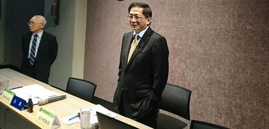管中闵(右)