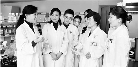 吴瑞瑾（左一）和她的浙江省医学重点创新学科普通妇科学团队