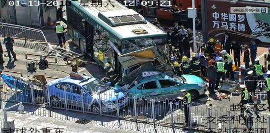 央视新闻:广州火车站广场一公交车疑失控撞伤3人 1人正抢救