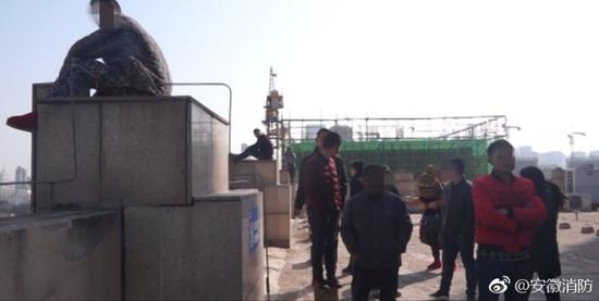 政府网站:安徽数名工人坐楼顶边缘讨薪 原是包工头携款不发