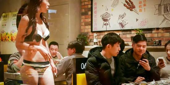 ■女子身穿比基尼在店里忙碌