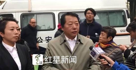 ▲庭审结束,受害人诉讼律师樊颙接受媒体采访。图片来源:红星新闻
