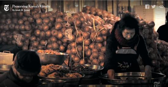 ▲韩国大妈在首尔某菜市场手工腌制泡菜  图片来源：视频截图