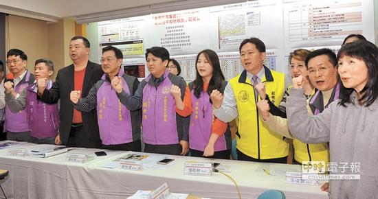台湾家长会长联盟等团体要求台湾教育部门导正教科书中的不当性教育内容(图片来源:台湾《中时电子报》)