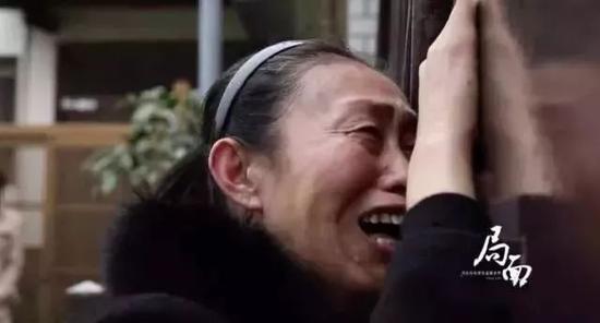 开庭前一个月,11月18日,江妈来到东京女儿遇害地点附近探望。(来源:新京报 局面)