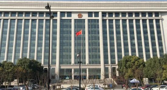  12月21日，“杭州保姆纵火案”在杭州市中院开庭。开庭27分钟后，因被告人莫焕晶辩护律师党琳山提出管辖权异议，法院宣布休庭。本文图片来自“我们视频”（除署名外）