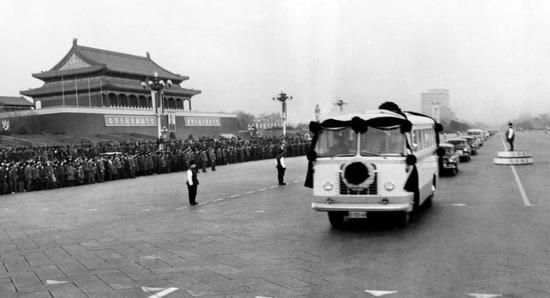 1976年1月11日,首都百万群众,泪洒十里长街,极其沉痛地悼念敬爱的周总理。这是安放周总理遗体的灵车通过天安门。新华社记者刘少山 摄