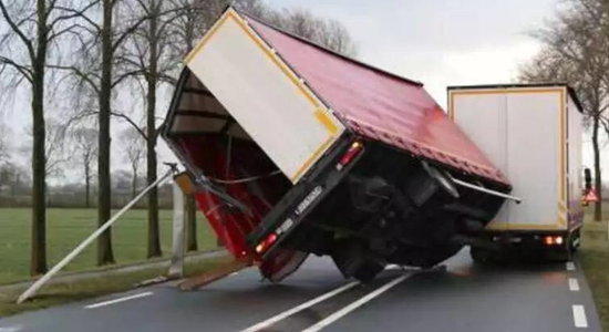 实拍：德国遭遇飓风袭击 卡车被掀翻倒地