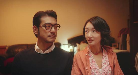 金城武和周冬雨主演的《喜欢你》改编自蓝白色的小说《终于等到你》,讲述了女汉子厨师和高冷的、追求细节完美的酒店老板之间的浪漫爱情。