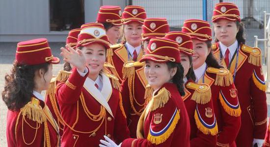 朝鲜拉拉队亮相奥运入住仪式。