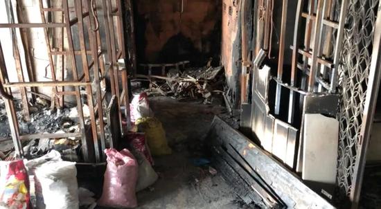 记者探访失火公寓情况。