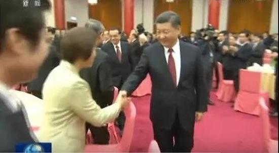 △习近平进入新年茶话会现场与代表握手