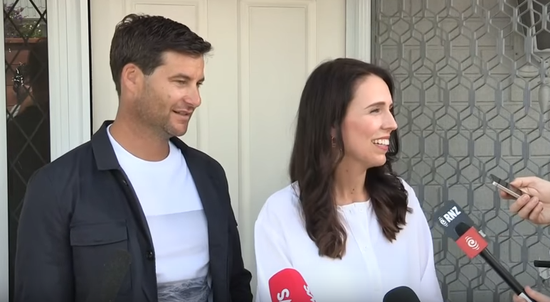 记者会现场：新西兰总理宣布怀孕 伴侣将会在家做全