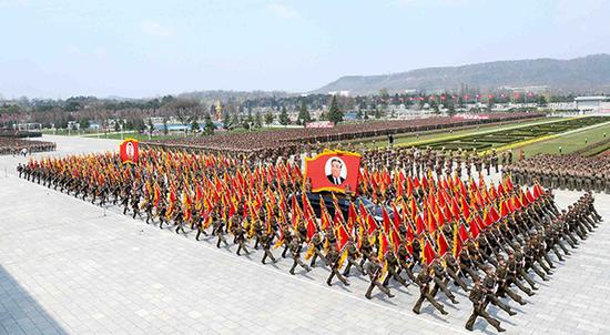 2013年4月25日，朝鲜平壤举行建军81周年阅兵。视觉中国 资料