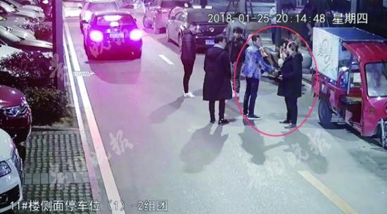 澎湃新闻:男子报警称遭抢劫 监控拍下其与对方握手(图)